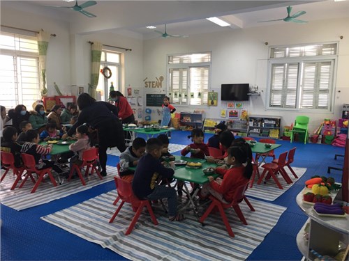 Kiến tập hoạt động tổ chức giờ ăn cho trẻ tại lớp A1, C2